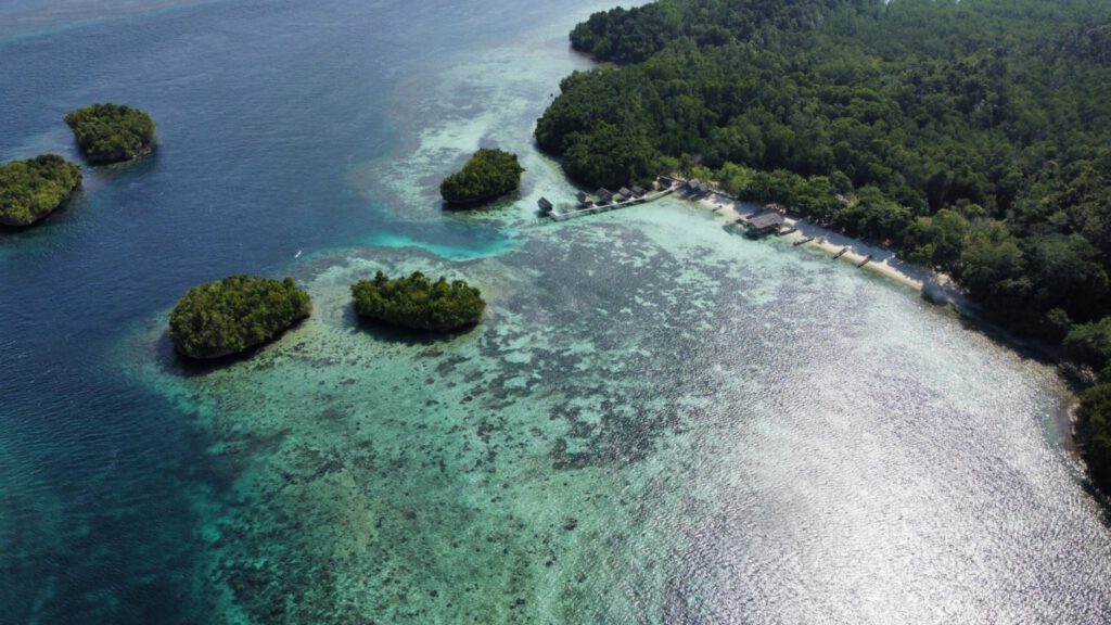 Raja-Ampat-Tauchen-Drohne-Gam-Island