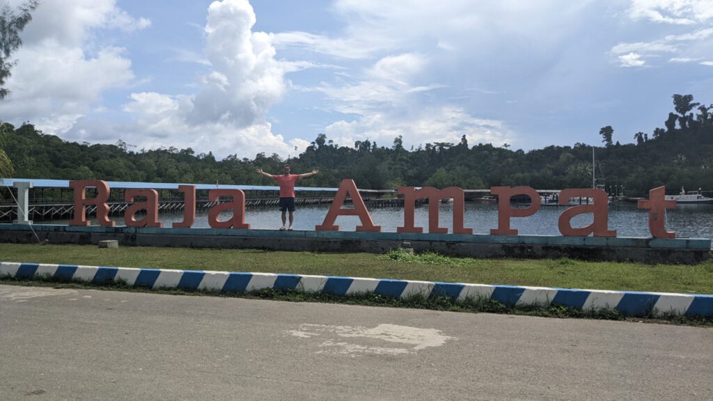 Raja Ampat: Schriftzug in Wasai